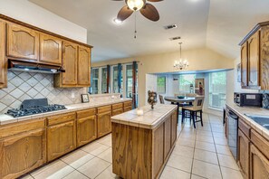 Fridge, microwave, stovetop, dishwasher - Spacious Arlington Home By Shops, Parks & Lakes (Arlington)