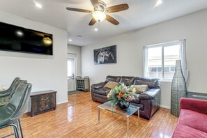 TV - SoCal Launchpad: 3BR in Hawthorne, 4 Mi to SoFi! (Hawthorne)