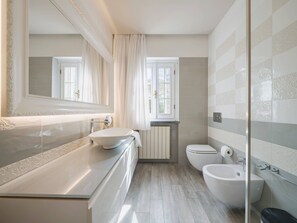 Shower, hair dryer, bidet - Villa / Independent home in Lido Di Camaiore with 4 bedrooms sleeps 8 (Lido Di Camaiore)