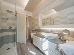 Shower, hair dryer, bidet - Villa / Independent home in Lido Di Camaiore with 4 bedrooms sleeps 8 (Lido Di Camaiore)