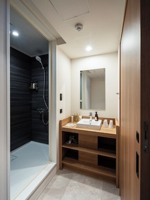Habitación, para no fumadores (King Room) | Baño | Amenidades de baño gratuitas, secadora de cabello, pantuflas, bidet
