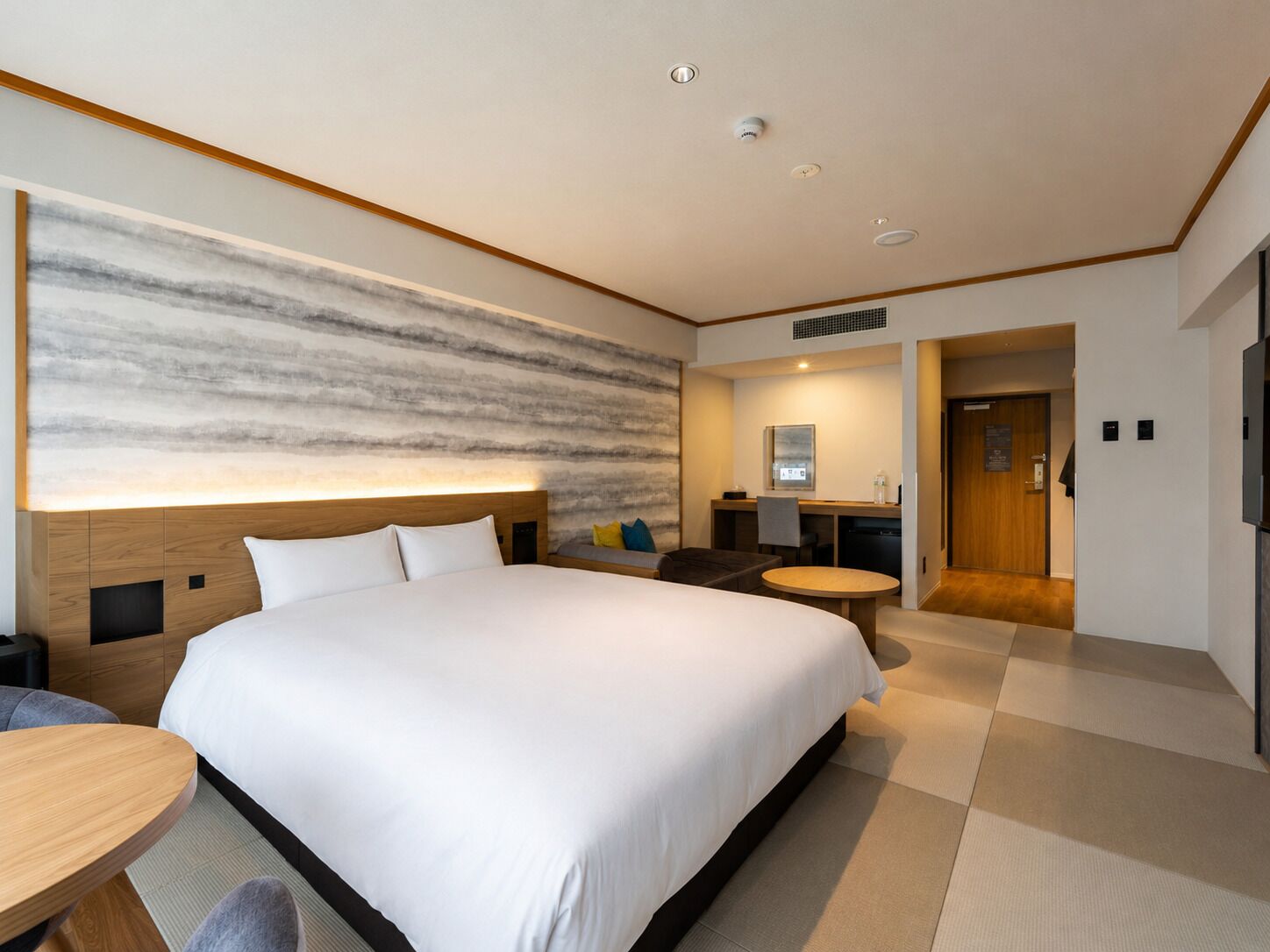 In-room safe, WiFi (free), bed sheets