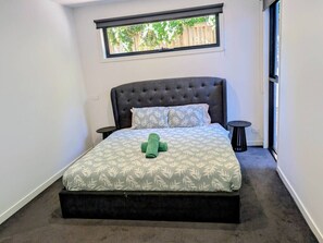 Iron/ironing board, WiFi, bed sheets - Sleek Contemporary Haven Geelong (Highton)