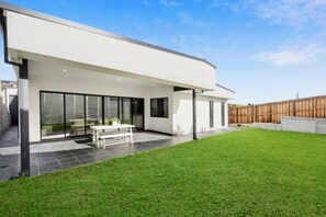 Outdoor dining - Stylish Modern Getaway – Geelong (Highton)
