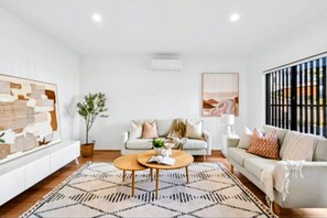 TV - Stylish Modern Getaway – Geelong (Highton)