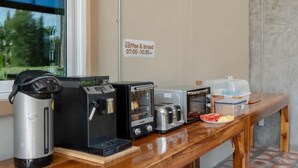 Zona de cocina con café y pan disponibles de 07:00 a 10:30, una tetera, un tostador y un horno tostador.