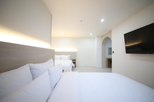 HARU HOTEL