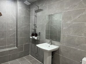 Deluxe Double Room, 1 Queen Bed | Bathroom - HARU HOTEL (Changwon)