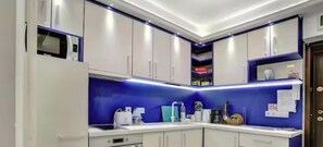 Frigorífico, microondas, horno y placa de cocina
