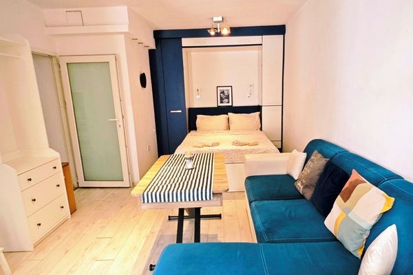 1 soverom, skrivebord, strykejern/-brett og reiseseng for barn
