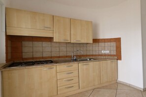 Wasserkocher mit Kaffee-/Teezubehör, Kühlschrank, Herdplatte, Esstisch