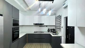 Economy Room, Balcony, City View | Private kitchen