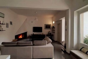 TV, caminetto