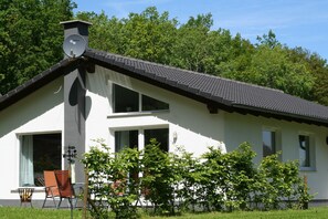 Exterior - Bungalow im Eifelpark mit Terrasse (Hinterhausen - Gerolstein)