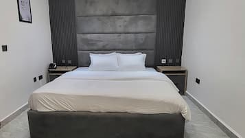Familienzimmer, Balkon, Stadtblick | Zimmersafe, Schreibtisch, laptopgeeigneter Arbeitsplatz