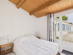 3 bedrooms, iron/ironing board - House for 6, close to the beach and marshes (L'Epine)