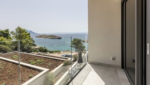 A balcony with a view of the sea and a distant island. - Villas Mare & Luce (Pijavičino)