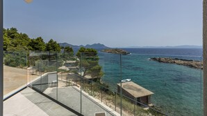 A balcony with a clear view of the sea, a rocky outcrop, and distant mountains. - Villas Mare & Luce (Pijavičino)