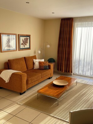 TV, DVD player, video library, stereo - Apartment 1 with garden terrace and lake access (Zeuthen)