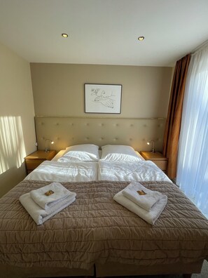 1 bedroom, travel cot, free WiFi, bed sheets - Apartment 1 with garden terrace and lake access (Zeuthen)