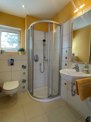 Shower, hair dryer, towels, soap - Apartment 1 with garden terrace and lake access (Zeuthen)
