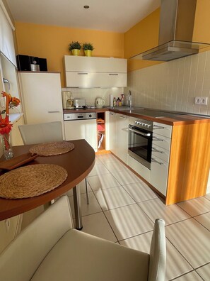 Fridge, oven, stovetop, dishwasher - Apartment 1 with garden terrace and lake access (Zeuthen)
