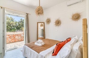 2 bedrooms, travel cot, WiFi, bed sheets - Villa Paros Greece, Alyki, 500 meters from beaches, restaurants and shops (Aliki)