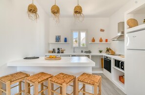 Private kitchen - Villa Paros Greece, Alyki, 500 meters from beaches, restaurants and shops (Aliki)