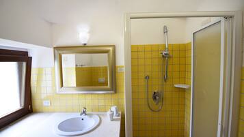 Dusche, Haartrockner, HandtĂźcher