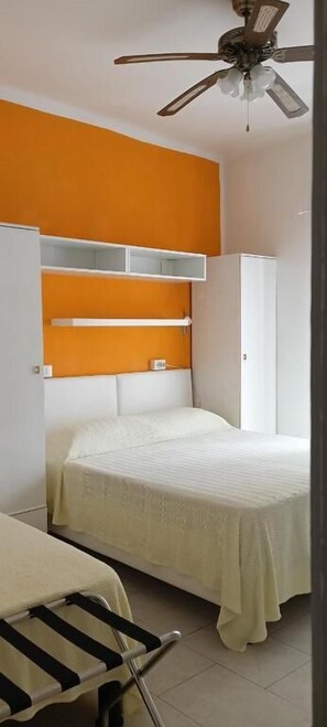 Room - piccolo hotel holiday center (Finale Ligure)