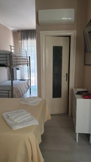 Room - piccolo hotel holiday center (Finale Ligure)