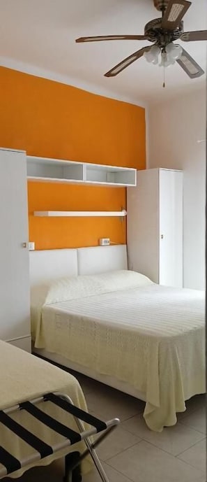 Room - piccolo hotel holiday center (Finale Ligure)