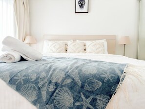 1 dormitorio, tabla de planchar con plancha, wifi y ropa de cama