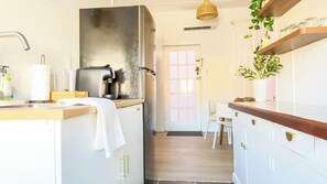 Fridge, microwave, oven, stovetop - CBD Beach | Sleeps 6 | Pet Friendly | Baby Gear (Wollongong)