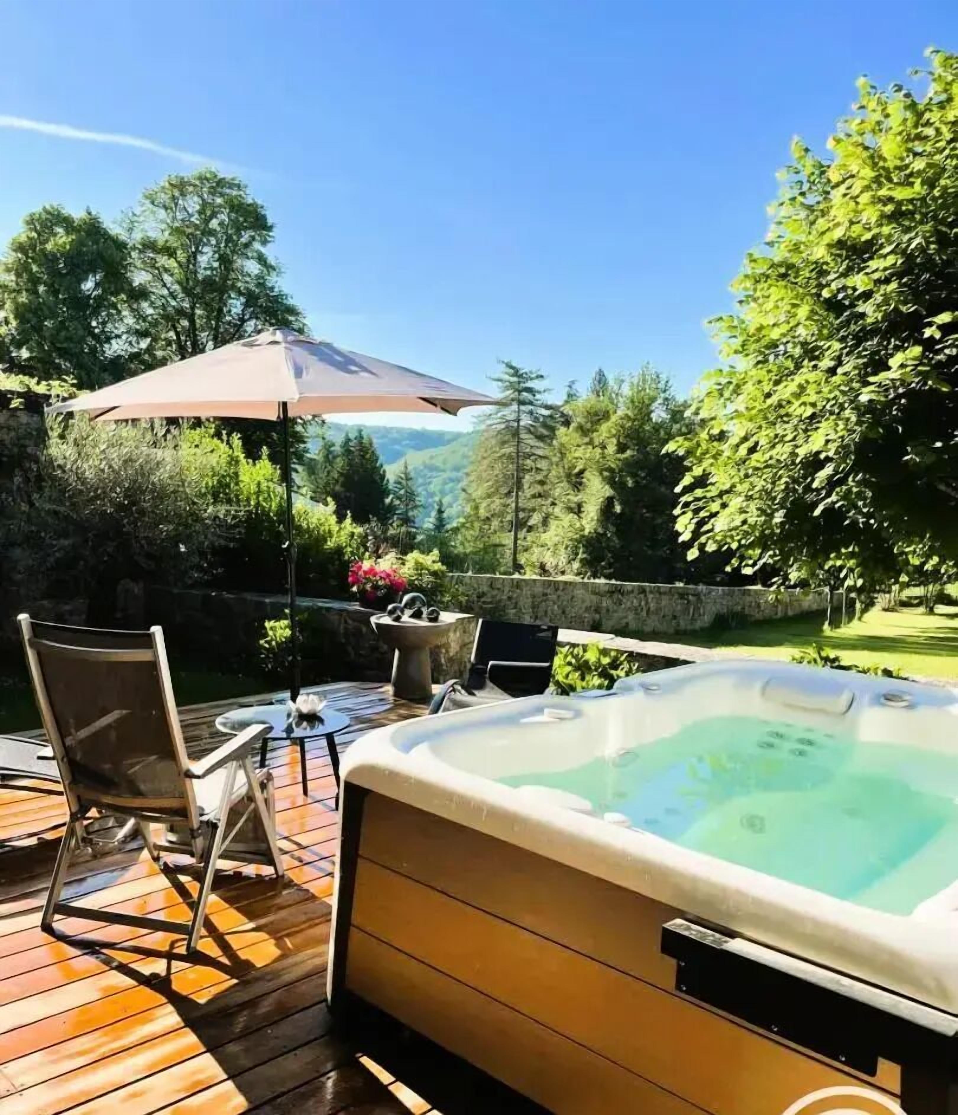 Outdoor spa tub