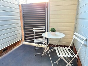 Outdoor dining - Towradgi Beach | Sleep 4 • Baby + Pet Ready (Towradgi)