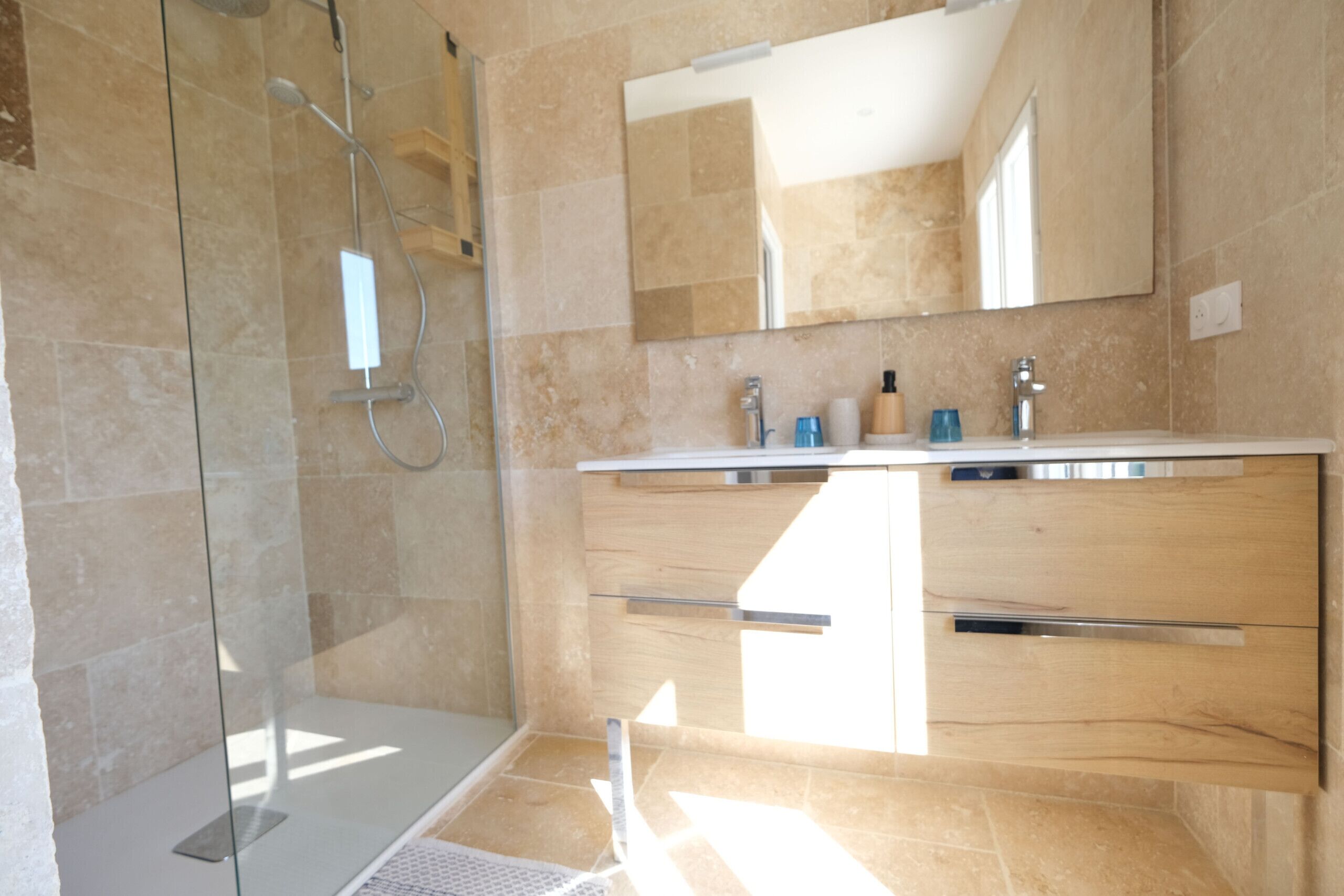 Shower, hair dryer, towels