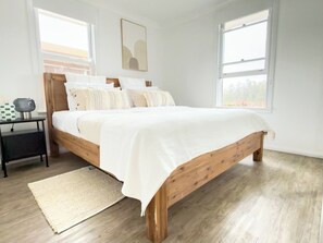 Room - Lakefront Retreat | Pets+Parking | Games+Backyard (Koonawarra)