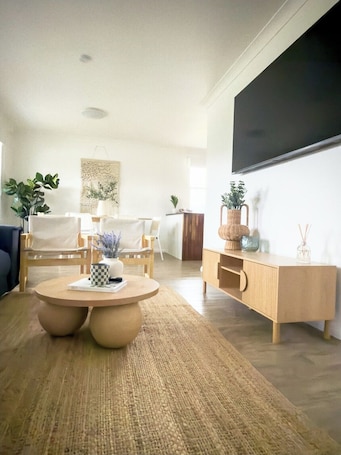 TV. Lakefront Retreat | Pets+Parking | Games+Backyard