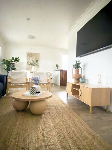 Lakefront Retreat | Pets+Parking | Games+Backyard