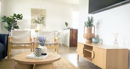 Lakefront Retreat | Pets+Parking | Games+Backyard