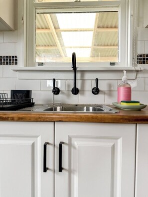 Private kitchen - Lakefront Retreat | Pets+Parking | Games+Backyard (Koonawarra)