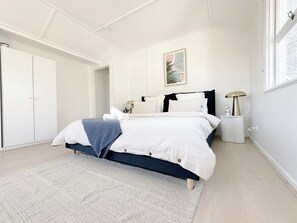3 habitaciones, tabla de planchar con plancha, wifi y ropa de cama 