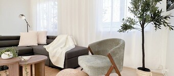 Penthouse Spot | Sleep 8 | Free Parking | 4km CBD