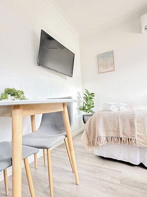 Dining - Coastal Wollongong + Pets - Parking - Snacks (Woonona)