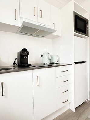 Private kitchen - Coastal Wollongong + Pets - Parking - Snacks (Woonona)