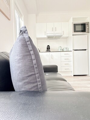 Interior - Coastal Wollongong + Pets - Parking - Snacks (Woonona)