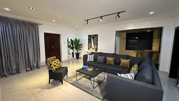 Appartamento Deluxe, balcone, vista città | Area soggiorno