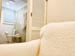 Bathroom - Soho on the Beach|Walk to Sand|Free Parking (Towradgi)