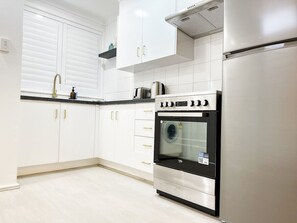 Private kitchen - Soho on the Beach|Walk to Sand|Free Parking (Towradgi)